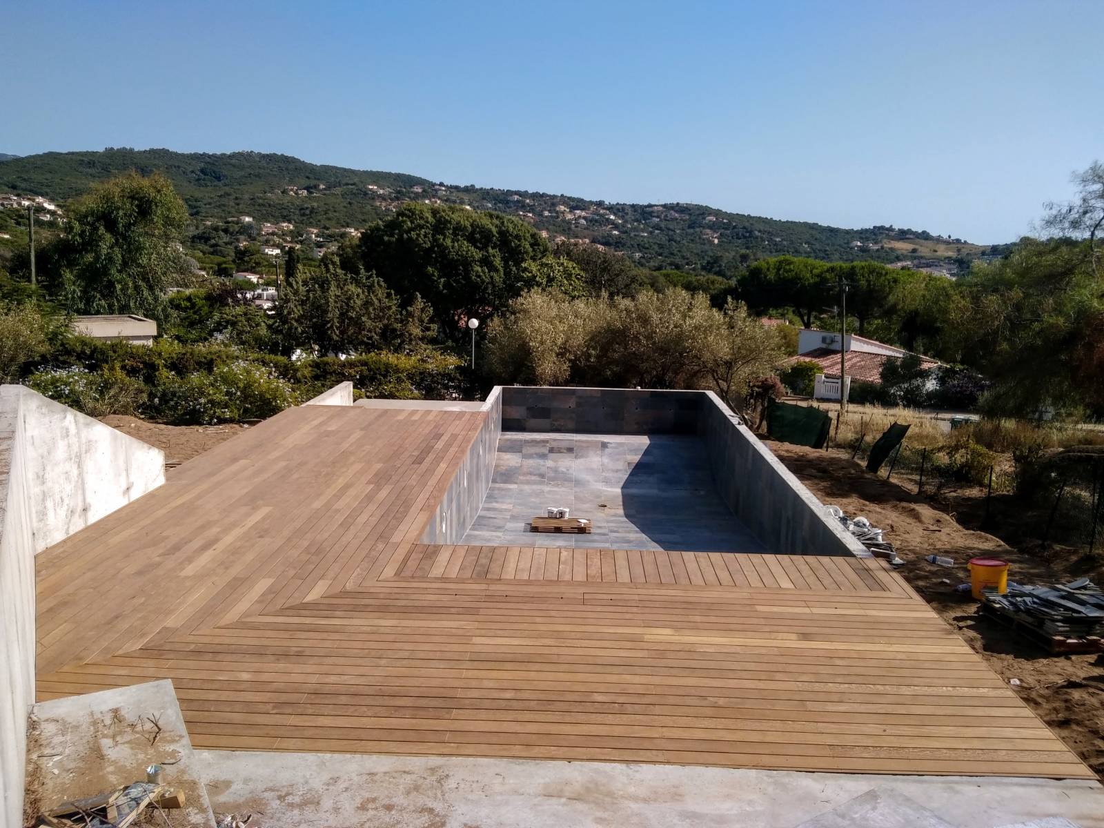 Caillebotis, terrasse bois pour accompagner une piscine avec Nürban