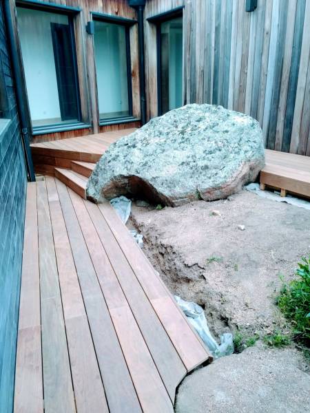 Une terrasses bois sur terrain rocheux en Occitanie avec Nürban