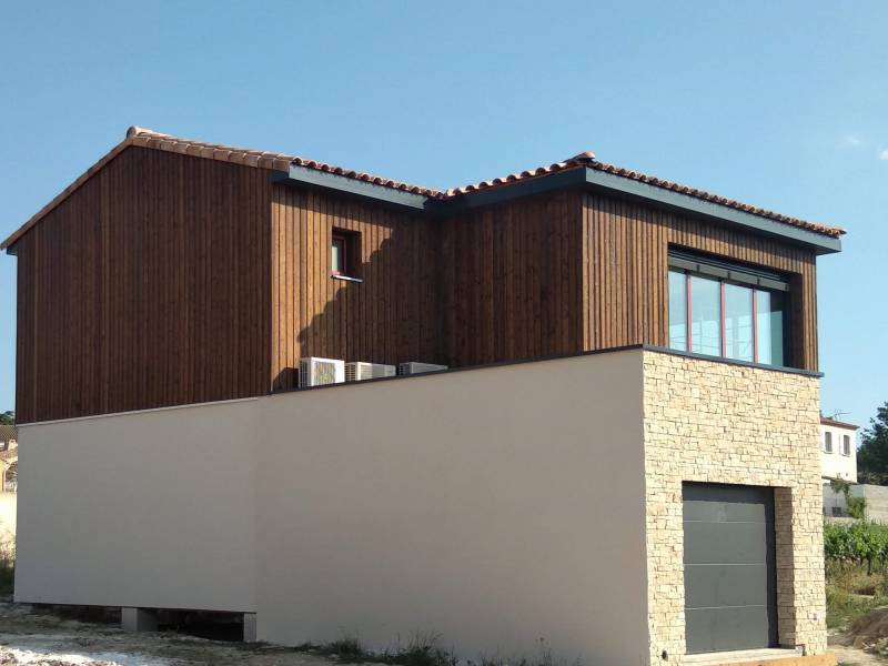 Extension en bois pour une rénovation contemporaine vintage au Crès