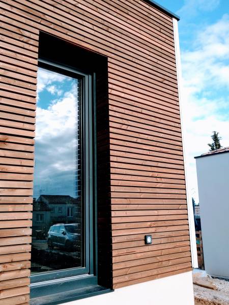 Bardage bois brûlé : revêtement écologique et durable à Villeneuve-de-Maguelone