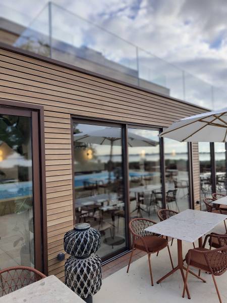 Terrasse bois et bardage bois pour un extérieur moderne à Marseillan